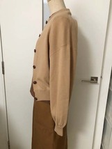 未使用 ・新品 サンプルセールで購入 綿カシミヤ ベージュ カーディガン 袖口ギャザー ボタン茶色 ウエストマーク リブ 28600円 very elle_画像3