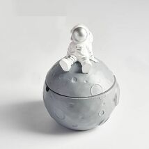 灰皿 惑星の上に座る宇宙飛行士 球形 蓋付き (シルバー)_画像1