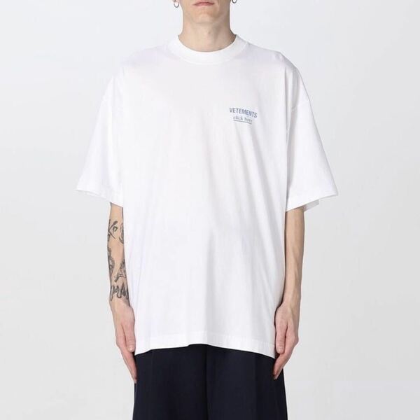 【VETEMENTS】22AW Click Here Tシャツ 半袖Tシャツ ホワイト ヴェトモン クリックヒア デムナヴァザリア