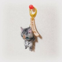 PECO-LIN 羊毛フェルト 極小サイズ ちび豆〜掴まれキーホルダータイプ〜サバトラの子猫 猫 ミニチュア ドールハウス_画像3