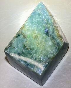 ミャンマー産天然本翡翠354g1面残してカット磨き済み［JADEITE］