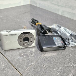 【中古動作品】管1Z94 CASIO EXILIM EX-Z800 コンパクトデジタルカメラ シルバーの画像1