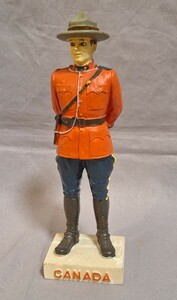 【ヴィンテージ/騎馬人形】50年代　カナダ騎馬警察　マウンティースタチュー　カナディアン　リライアブル社製(カナダ)　プラスチック製