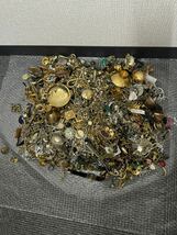 ①★1円スタート★アクセサリー ネックレス ブローチ ピアス 大量 まとめ 16kg シルバー刻印有 イミテーション 宝石 ゴールド シルバー_画像3