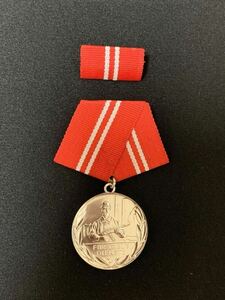 東ドイツ　労働者民兵精勤メダル　15年　略綬付き　NVA DDR