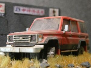 昭和レトロ 1/64 TOYOTA ランドクルーザー 70 情景ジオラマ完成品 ケース付