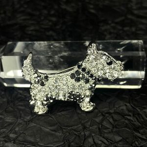 【新品・未使用】犬 ブローチ シュナウザー ライトストーン キラキラ