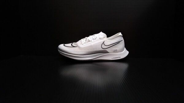 未使用品 NIKE ZOOMX STREAKFLY DJ6566 101