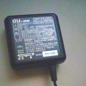 au 充電器 共通 ACアダプタ 01 0202PQA 充電器 携帯電話　ガラケー 3Gジャンク品　使用不可