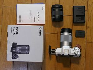 EOS Kiss M EF-M18-150レンズキットとEF-M11-22mmにSMALLRIGの木製グリップ付きＬ型アルカスイスのセット