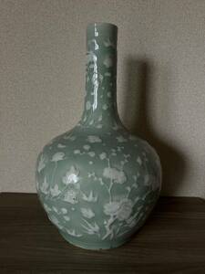 中国古玩 骨董品 花瓶 花器 古美術品 明朝期荷花堆白天球瓶高:39cm 幅:23.5cm