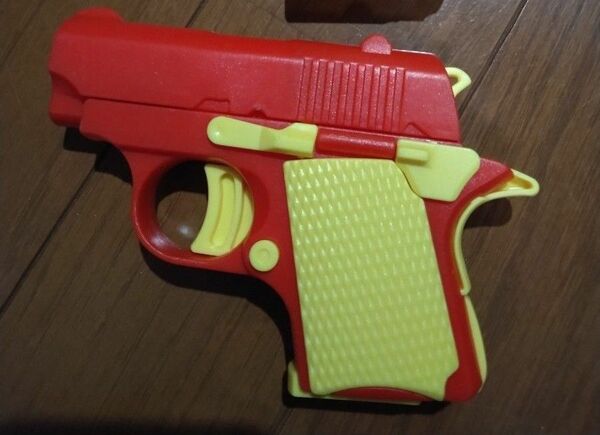 フィジェットトイ　フィジェット　銃　ピストル　赤黄色　おもちゃ