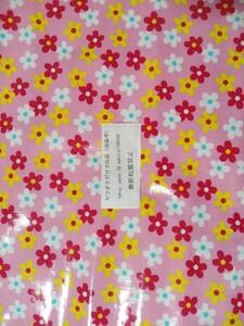 お得価格　ヤフオクだけで出品　ブロードラミネート生地　ツヤあり　モダンな花びら柄　ピンク色　巾約１１１cm×長さ約５０cm　