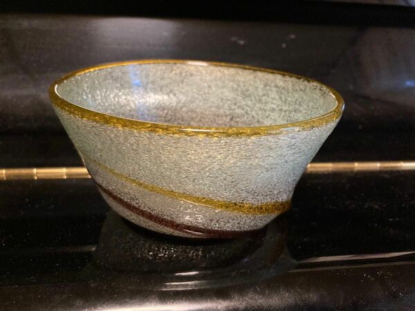 値下げしました。　　　　　　　　　　　　　沖縄泡ガラス　稲嶺盛吉作の貴重な小鉢