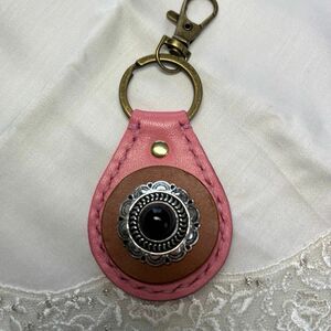 レザークラフト　キーホルダー　ハンドメイド　一つ一つ丁寧に作っています。　初めて出品します。