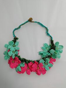 o11　オヤ刺繍　ネックレス　ビーズ　お花刺繍　エメラルドグリーン　ピンク　ミミオヤ刺繍アクセサリー　ミミオヤ刺繍ネックレス