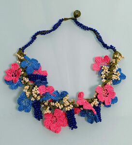 o25　トルコ　オヤ刺繍　ネックレス　ブルー　ピンク　フラワー刺繍　お花刺繍　ミミオヤ刺繍アクセサリー　ミミオヤ刺繍ネックレス