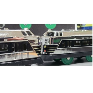 (10*）Tomy Newport Beach USA Train ノベルティー（未使用） ミックス色 銀、濃黄、薄黄色の画像1