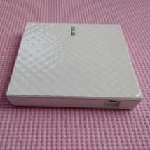 外付けDVDドライブ　ASUS SDRW-08D2S-U　ホワイト　ジャンク_画像2