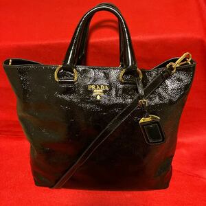 【極美品】PRADA パテントレザー バック ハンドバッグ ショルダーバック 2WAY 大容量 A4充分可 BLACK 黒 ゴールド 光沢感あり 厚手 軽量