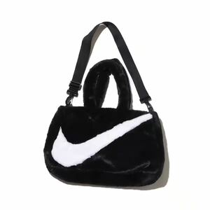 NIKE ナイキ フェイクファー トートバッグ FB3050-010 黒白 10（26×45×10cm）