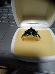  lady's accessory ring emerald ring 