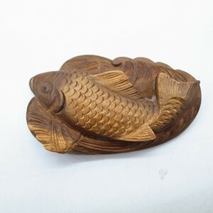 帯留め　木製　鯉 彫刻