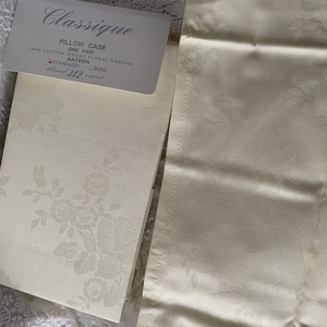 新品　未使用　ピロケース　2個セット　枕カバー　アメリカ　classique by high country linens　花柄　クリーム