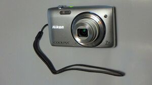 ニコンNikonのCOOLPIX S3500コンパクトデジタルカメラ シルバー 正常動作確認済