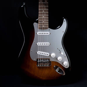 ギター(ストラトキャスター)11holeアノダイズドピックガードSilver※金属製でフェンダー等11ホール仕様の楽器と互換性があります※2