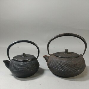 9501■同梱NG 南部鉄器 鉄瓶 桜蕾摘み アラレ 霰 茶こし付き 急須 煎茶道具 未使用径10㎝560g/錆有未使用径13cm980gまとめて2点