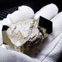 天然石 ツイン パイライト 母岩 黄鉄鉱 鉱物 結晶 標本 金 風水 占い パワーストーン_画像3