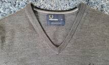 定番人気商品☆FRED PERRY フレッドペリー Vネックニットセーター ウール素材 チャコールグレー XSサイズ☆K7210_画像4