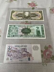 ブラジル５クルザード　パラグアイ1グアラーニー　シンガポール２ドル紙幣　ピン札３枚