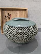 #4801 高麗青磁 秋岩陶芸 呉吉煥 作 細密透かし地紋壺 共箱 鶴絵 花器 花瓶 花生け 壺 陶磁器 大型 白黒象嵌雲鶴文 青瓷鏤空罐 韓国陶磁_画像3