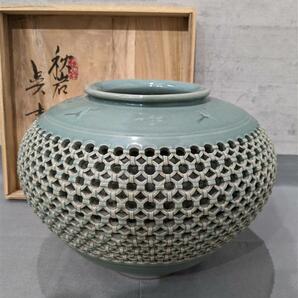 #4801 高麗青磁 秋岩陶芸 呉吉煥 作 細密透かし地紋壺 共箱 鶴絵 花器 花瓶 花生け 壺 陶磁器 大型 白黒象嵌雲鶴文 青瓷鏤空罐 韓国陶磁の画像4