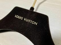 LOUIS VUITTON ルイヴィトン　ハンガー　ダークブラウン　ロゴ ベロア ゴールド文字 _画像3