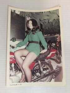 1972年(昭和47年)頃　　バイクモーターショーにて撮影写真　7枚　　コンパニオンの女性の写真　　古写真　　　　昭和レトロ