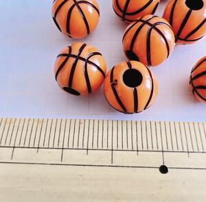 バスケットボール　アクリルビーズ　10個　　12×10.5mm 穴3.5mm バスケ