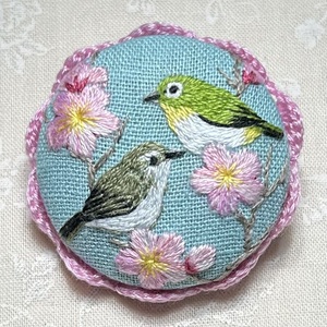 ブローチ　ハンドメイド　梅にウグイスとメジロ　ウメ　鶯　目白　鳥　刺繍　刺しゅう　手刺繍　新品