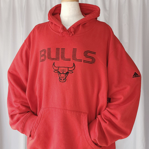 WGqyro/XLサイズ/adidas アディダス NBA シカゴブルズ BULLS スウェットパーカー 赤(レッド)系 USED 古着 チーム バスケットボール ロゴ