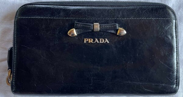 PRADA プラダ　リボン　レザー　高級タイプ　中古品