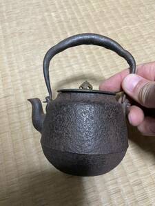 小振り 小鉄瓶 明治 鉄瓶 煎茶道具 茶道具 急須 南部鉄器 茶器 金属工芸 時代物 釜師 龍文堂 蔵出し品