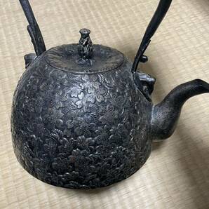 砂鉄 在銘 桜尽くし 鬼面 未使用 鉄瓶 茶道具 南部鉄器 急須 鉄器 南部鉄瓶 時代物 骨董品 煎茶道具 蔵出し 心斎 盛久 小泉 の画像3