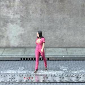【CJ-458】1/64 スケール ピンクのつなぎを着た女性 フィギュア ミニチュア ジオラマ ミニカー トミカ