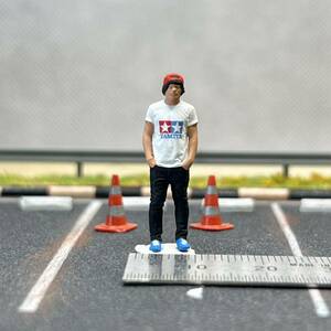 【ID-087】1/64 スケール タミヤのロゴのTシャツを着た男性 フィギュア ミニチュア ジオラマ ミニカー MINI GT LBWK トミカ マテル