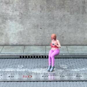 【CJ-544】1/64 スケール スマホを見る女性 フィギュア ミニチュア ジオラマ ミニカー トミカ