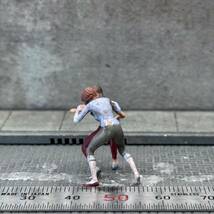 【CJ-612】1/64 スケール ゾンビに襲われる女性 フィギュア ミニチュア ジオラマ ミニカー トミカ_画像3