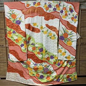 振袖 正絹綸子 白地と赤の絞りの熨斗目柄に菊と梅の花柄に刺繍と金箔入り Ｆ10