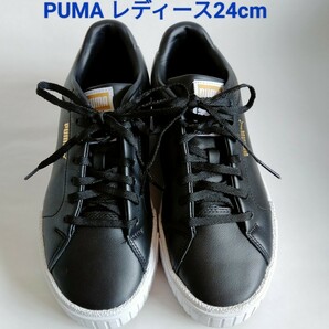 プーマ ＜レディーススニーカー 24㎝＞PUMA カリ スポーツ クリーン 厚底スニーカー (ブラック×ゴールド）の画像1